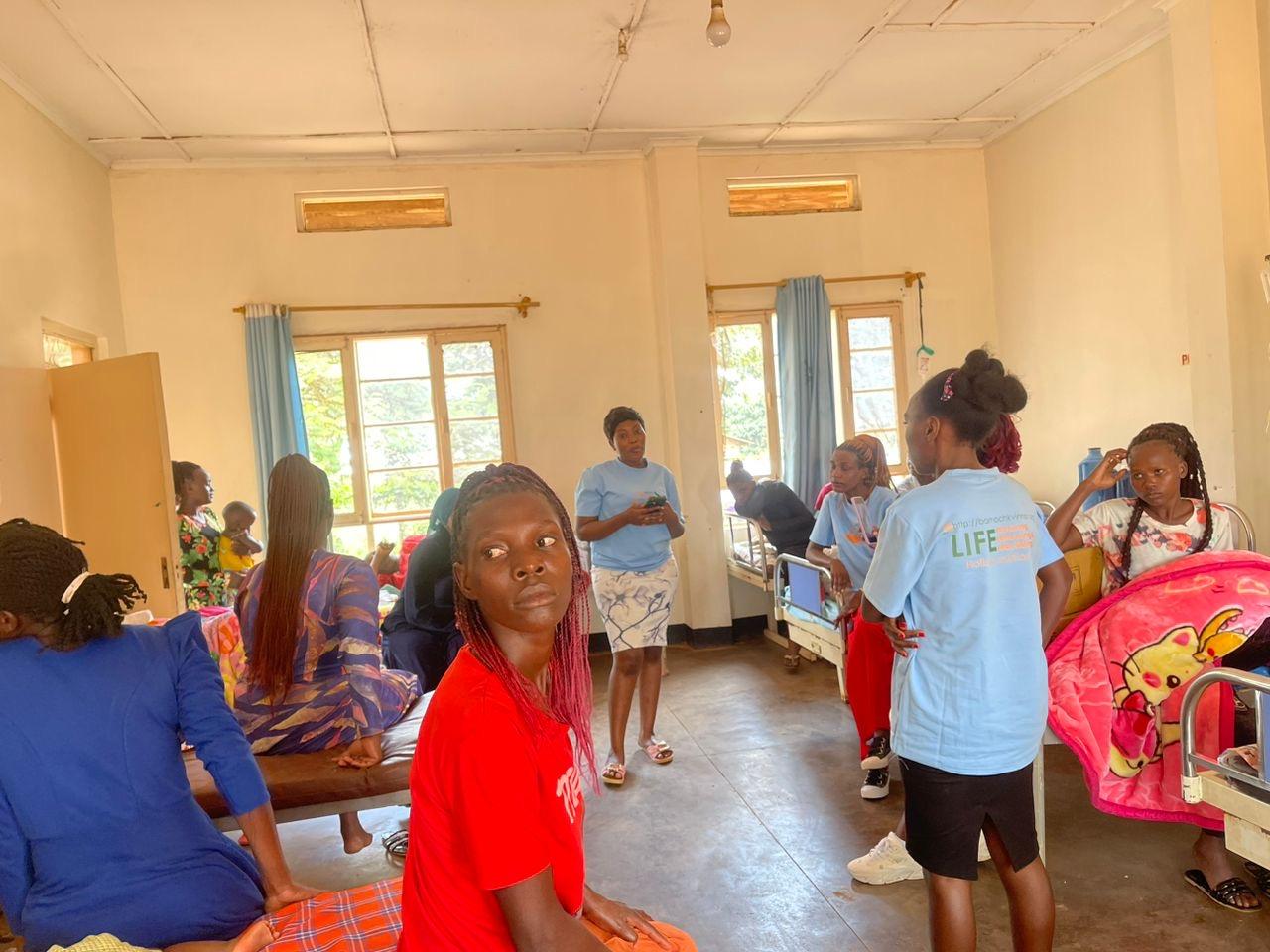 A health worker speaking with mothers on the maternity ward