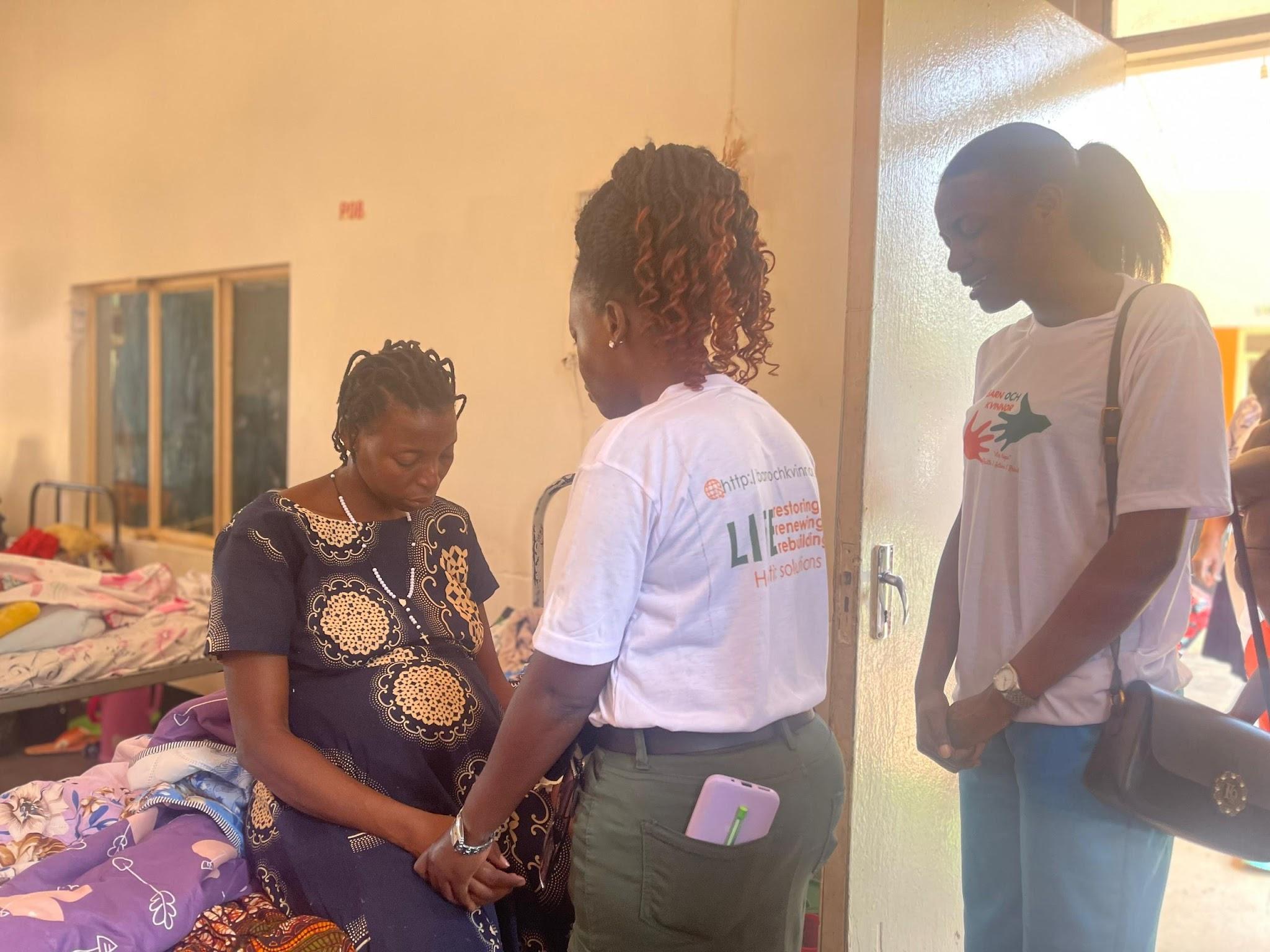 A counsellor talking with an expectant mother on the ward